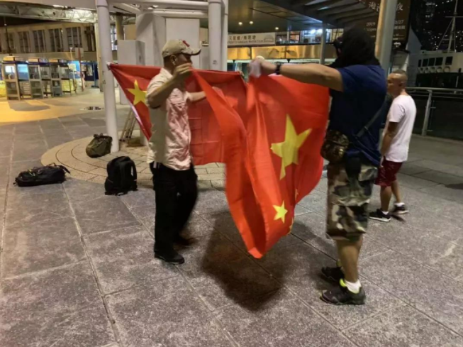 感动！香港市民升起国旗！路过市民敬礼